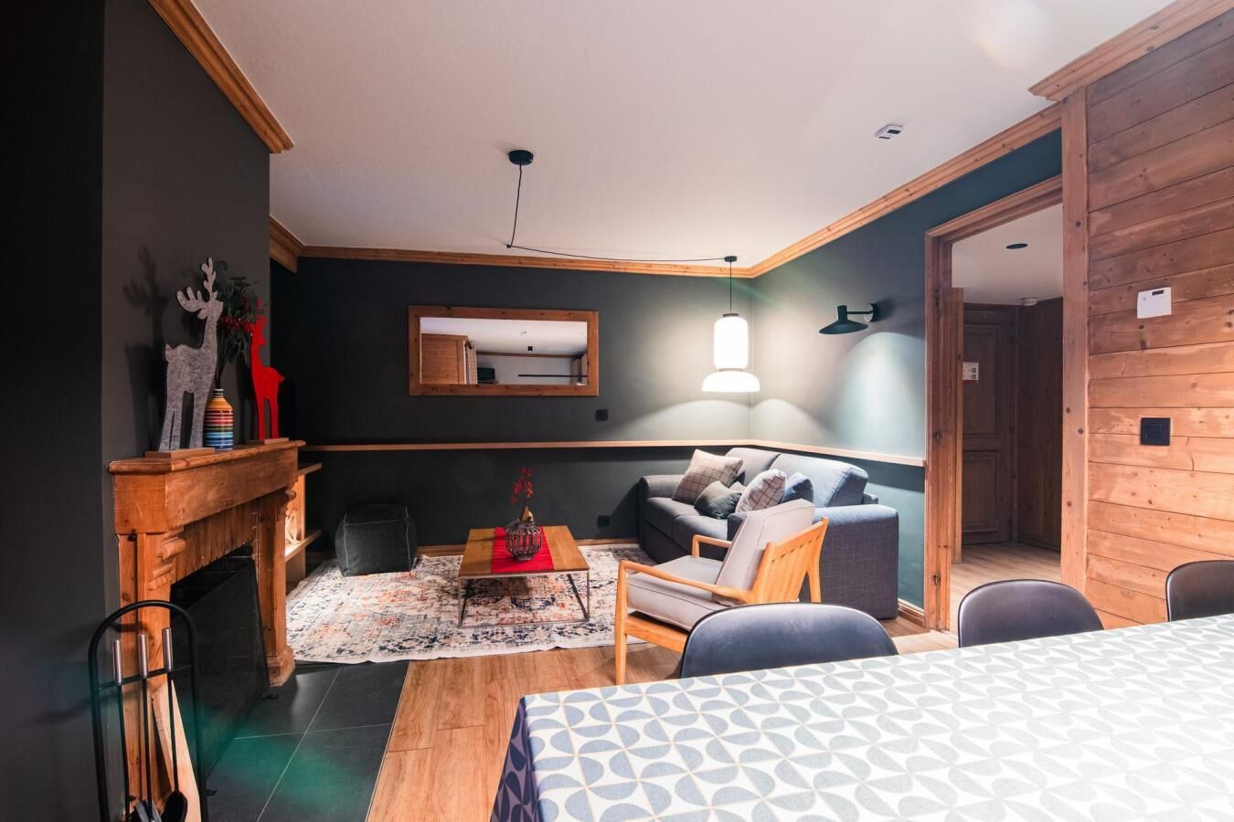 Una sala de estar acogedora con chimenea, un sofá y una mesa de comedor.