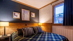Unclassified image, 2 of 11, button - 100m from ski slopes, 1st floor, balcony, fireplace or stove, tv, ski locker, 66m², Val Thorens (Val Thorens)