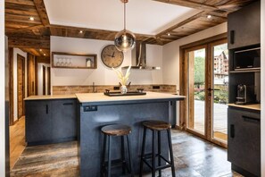 Kjøleskap, mikrobølgeovn, ovn og oppvaskmaskin