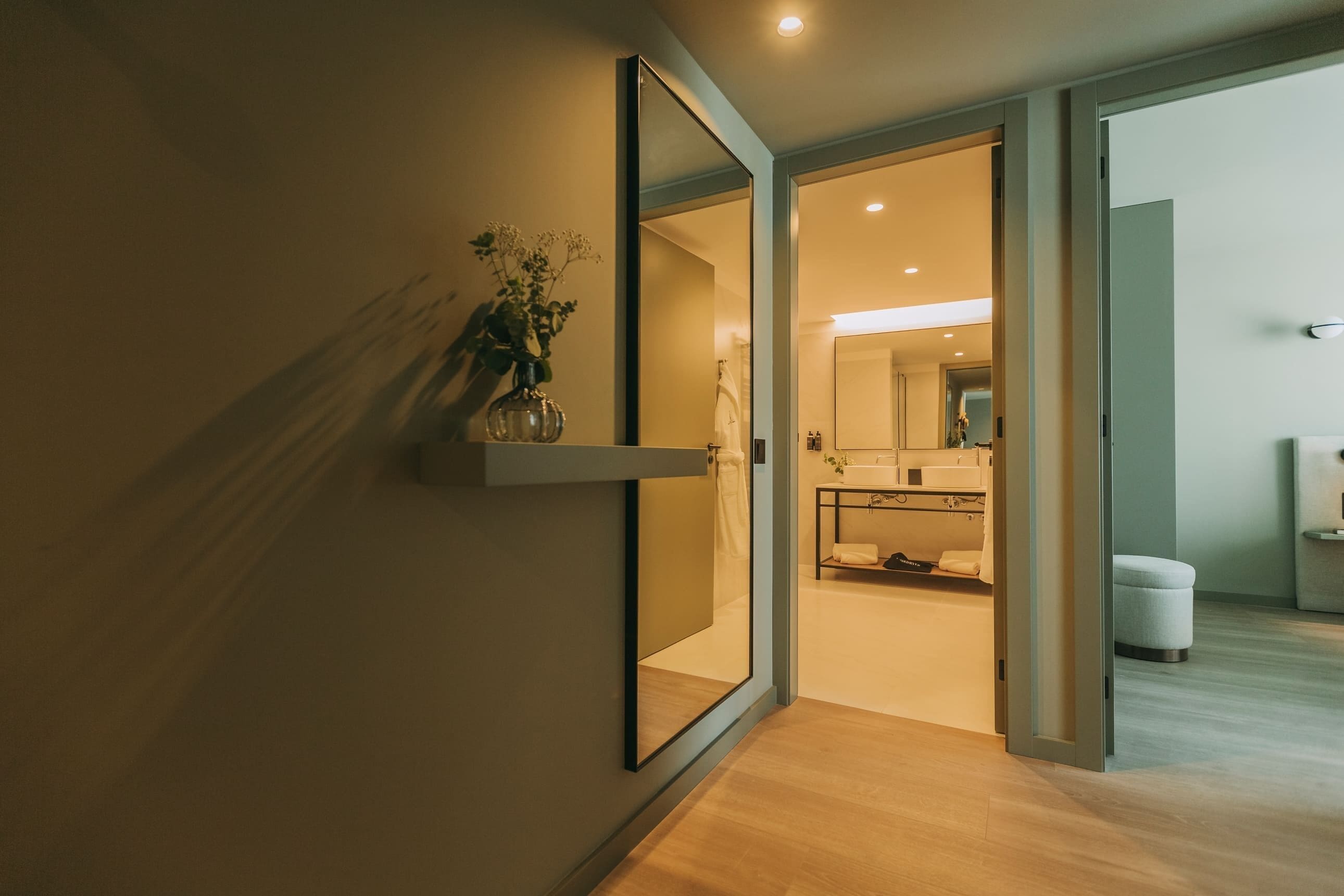 Apartamento familiar, vistas al jardín | Zona de estar | Televisión LCD de 43 pulgadas con canales por cable