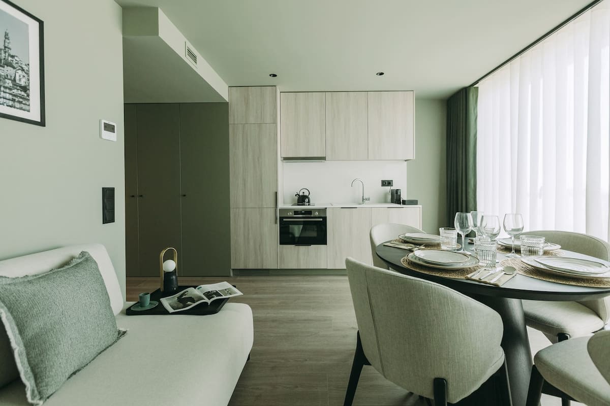Family Apartment, Garden View | Dapur kecil peribadi | Peti sejuk mini, ketuhar gelombang mikro, ketuhar, dapur