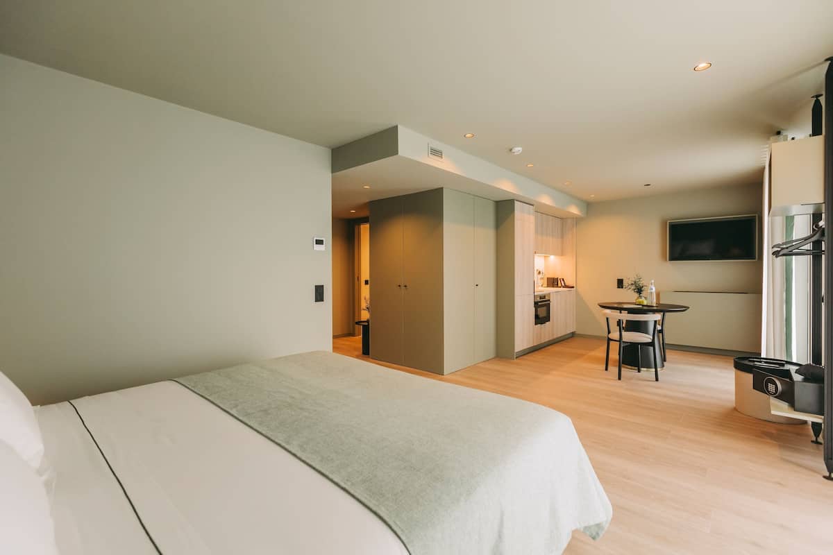 Studio, 1 Queen Bed, Mobility Accessible, Garden View | In-room safe, blackout drapes, soundproofing