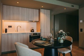 Apartemen Deluks, pemandangan kebun | Dapur pribadi | Lemari es kecil, microwave, oven, dan kompor