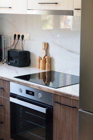 Réfrigérateur, cafetière/bouilloire, tables à manger