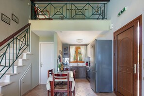 Réfrigérateur, cafetière/bouilloire, tables à manger