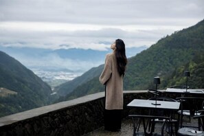 Outdoor dining - Cloud Retreat Songyang (Songyang)