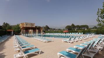 Utendørsbasseng, bassengparasoller og solsenger