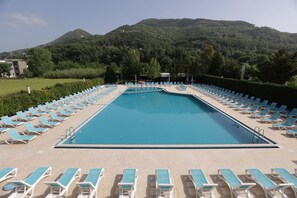 Outdoor pool, pool umbrellas, pool loungers - Mema Resort (Petrele)