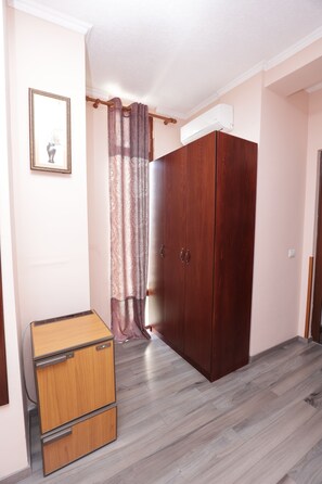 Double Room | Hypo-allergenic bedding, soundproofing, free WiFi, bed sheets - Serenata Korcare Resort (Petrele)