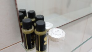 Double Room | Bathroom | Shower, rainfall showerhead, free toiletries, hair dryer - Serenata Korcare Resort (Petrele)