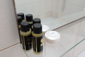 Doppelzimmer | Badezimmer | Dusche, Regendusche, kostenlose Toilettenartikel, Haartrockner