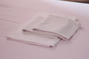 Double Room | Hypo-allergenic bedding, soundproofing, free WiFi, bed sheets - Serenata Korcare Resort (Petrele)