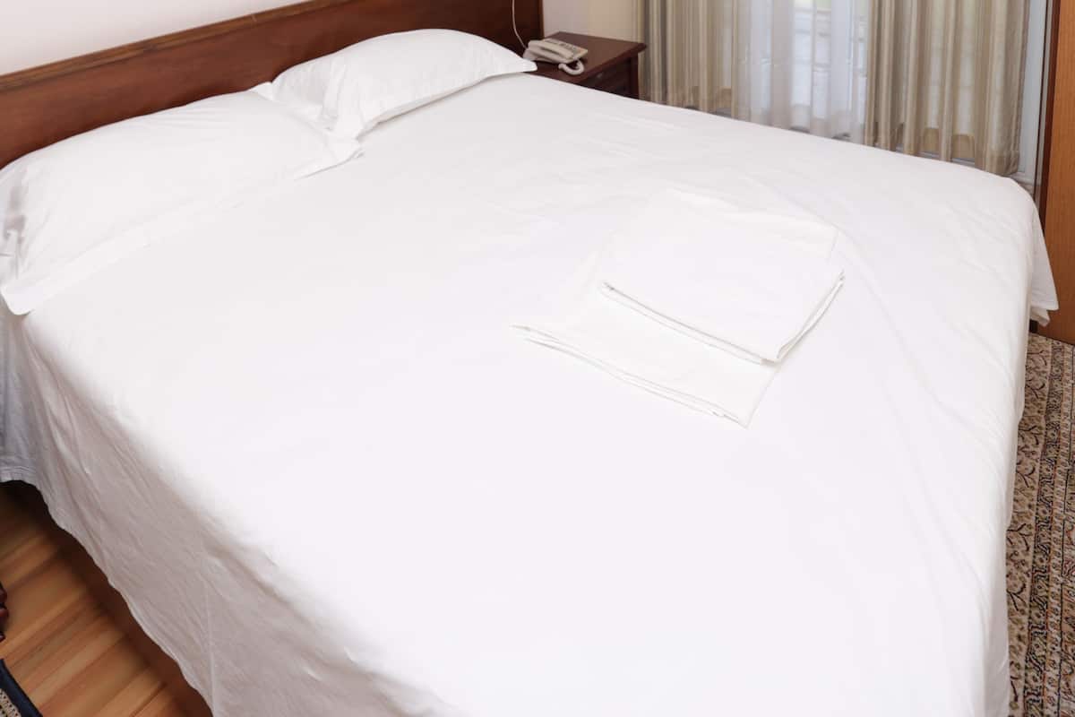Habitación doble económica | Ropa de cama hipoalergénica, insonorización, wifi gratis y ropa de cama 