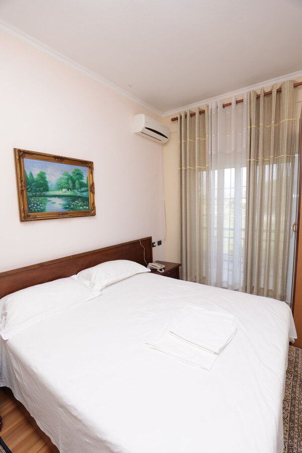 Hypo-allergenic bedding, soundproofing, free WiFi, bed sheets - Serenata Korcare Resort (Petrele)