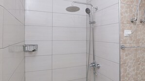 Double Room | Bathroom | Shower, rainfall showerhead, free toiletries, hair dryer - Serenata Korcare Resort (Petrele)