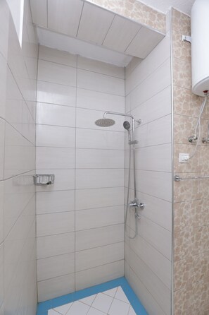 Double Room | Bathroom | Shower, rainfall showerhead, free toiletries, hair dryer - Mema Resort (Petrele)