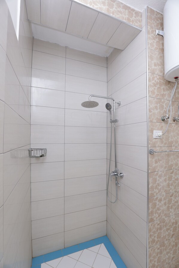 Double Room | Bathroom | Shower, rainfall showerhead, free toiletries, hair dryer - Serenata Korcare Resort (Petrele)