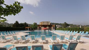 Utendørsbasseng, bassengparasoller og solsenger