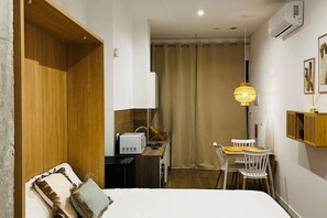Coffres-forts dans les chambres, fer et planche à repasser