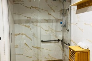 Douche, séchoir à cheveux, serviettes fournies