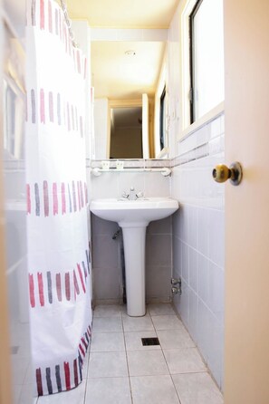 Habitación clásica doble | Baño | Toallas, jabón, champú y papel higiénico