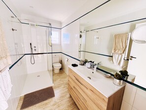 Dusche, Haartrockner, Bidet, Handtücher