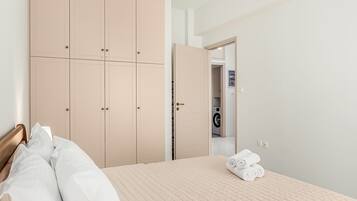 3 bedrooms, desk, Internet