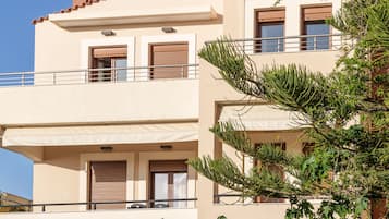 House, Smoking | 3 bedrooms, desk, Internet