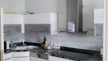 KylskÄp, mikrovÄgsugn, ugn och spishÀll