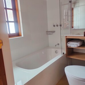 Toalhas de banho, papel higiênico