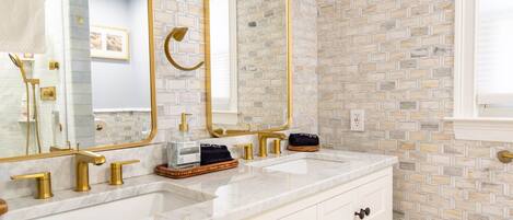 Dusche, Haartrockner, Bidet, Handtücher