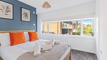 3 bedrooms, iron/ironing board, WiFi, bed sheets