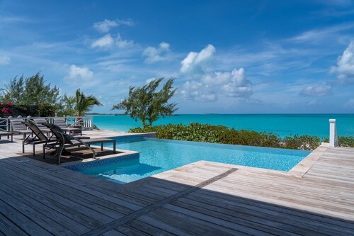 Yumey Sands Villa, 4 Bedroom Home With Pool and Unbelievable Year-Round Beach