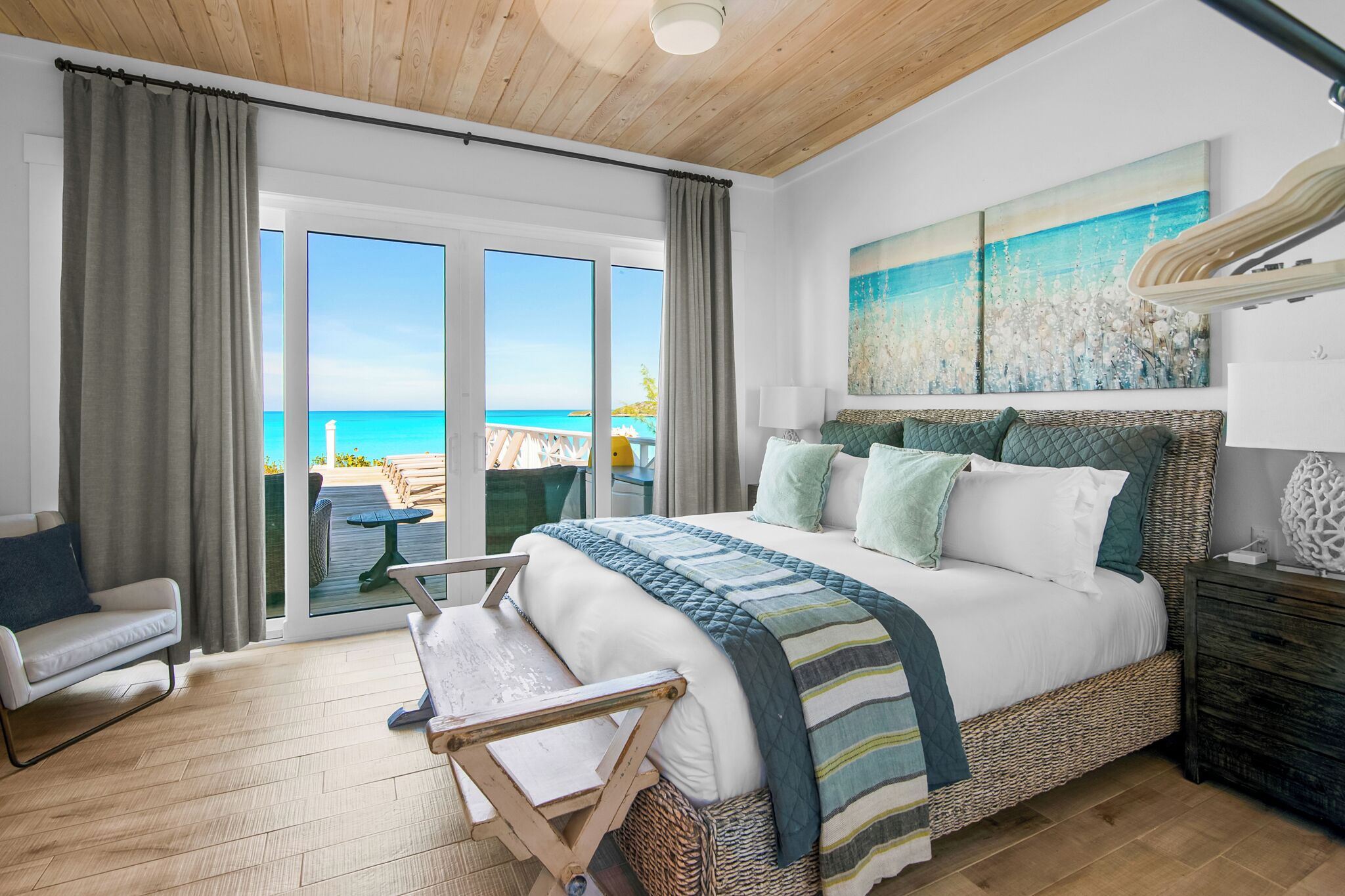 4 sovrum, värdeförvaringsskåp på rummet och skrivbord