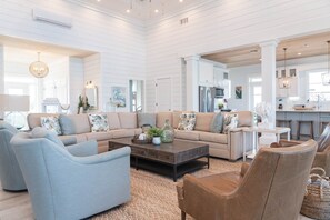 Smart-TV, DVD-spiller, bøker og stereoanlegg