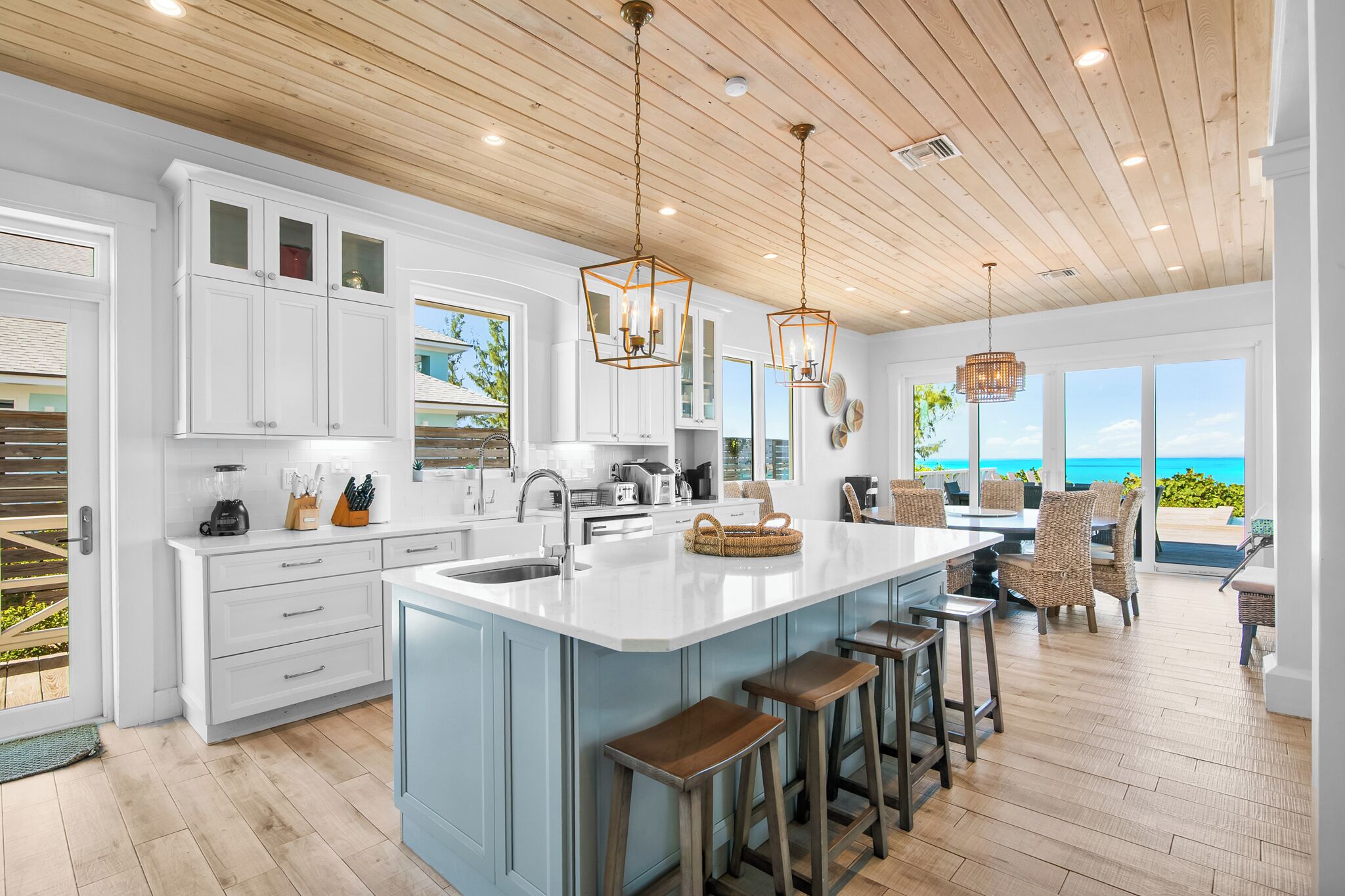 Kylskåp, mikrovågsugn, ugn och spishäll