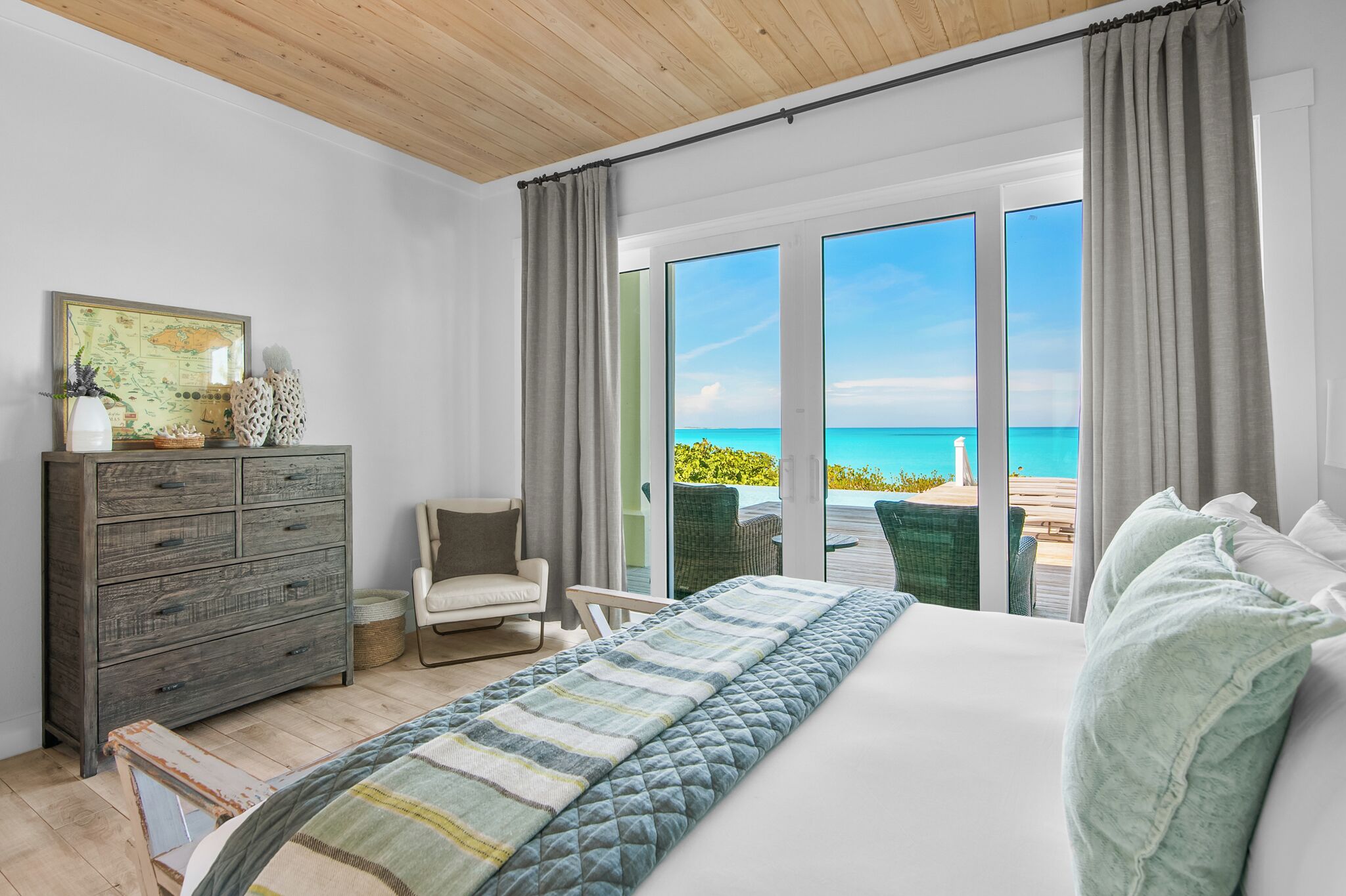 4 sovrum, värdeförvaringsskåp på rummet och skrivbord