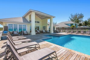 Utendørsbasseng og et oppvarmet basseng