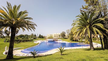 Una piscina al aire libre de temporada