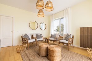 Superior Villa | Living area | 43-inch Smart TV with cable channels - Marachique Villa - Torralvor (Portimão)