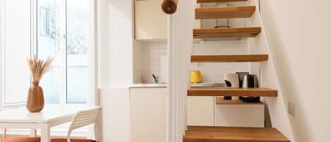 Kühlschrank, Mikrowelle, Herdplatte, Wasserkocher mit Kaffee-/Teezubehör