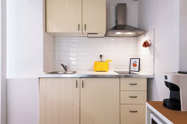 Een koelkast, een microgolfoven, een kookplaat