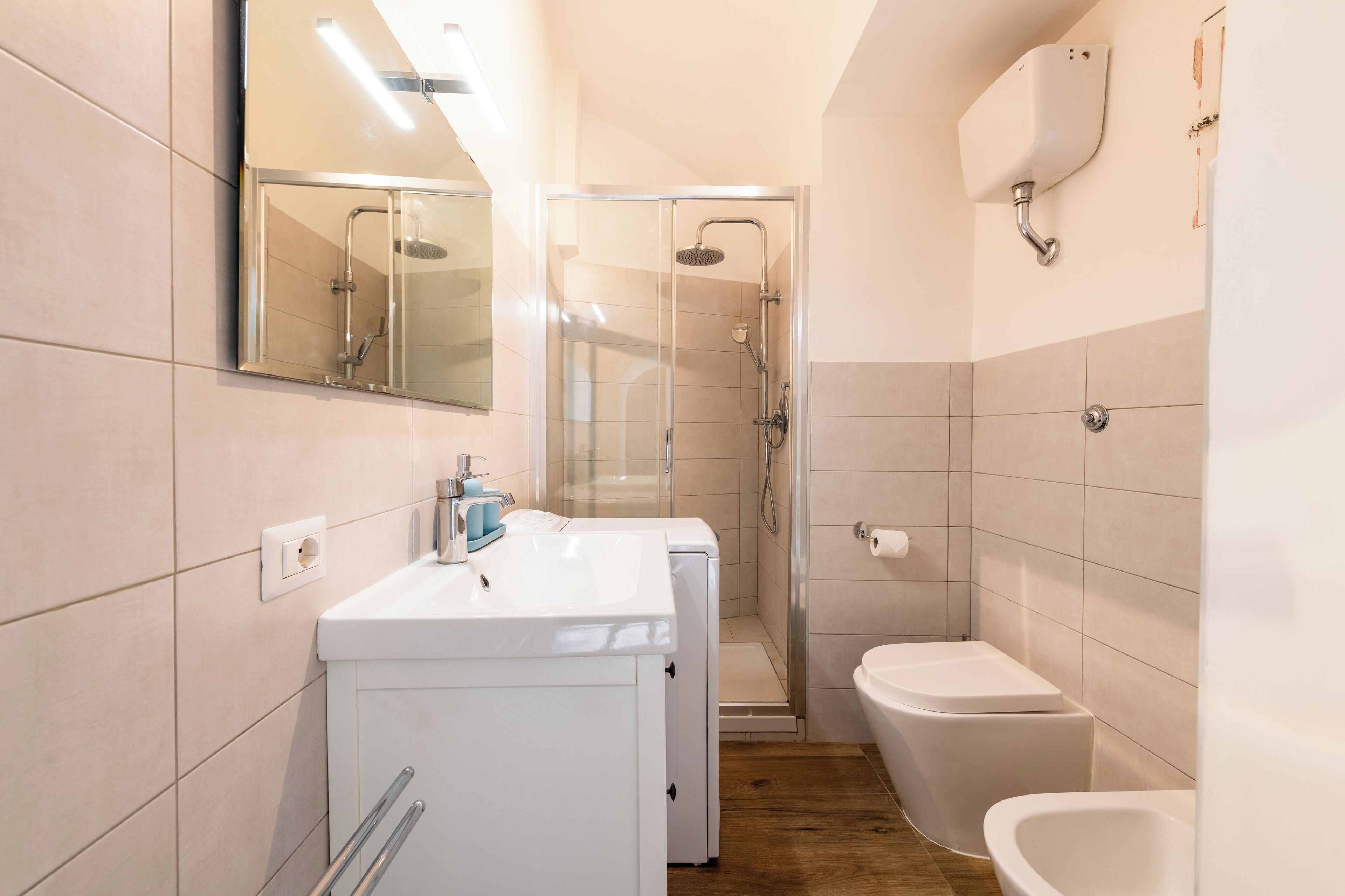 Douche, sèche-cheveux, bidet, serviettes fournies