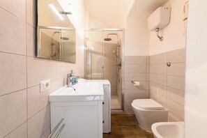 Shower, hair dryer, bidet, towels - Archetto by the Vatican (Rome)