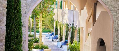 Petit déjeuner buffet (28 EUR par personne)