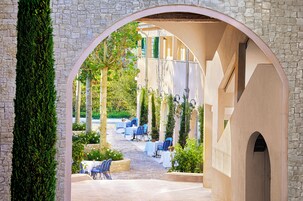 Desayuno buffet diario (EUR 28 por persona)