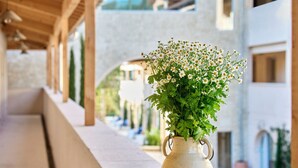 A vase with flowers on a balcony. - Auberge La Coste (Le Puy-Sainte-Reparade)
