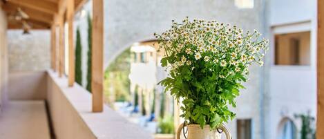 Un vase rempli de fleurs sur un balcon.