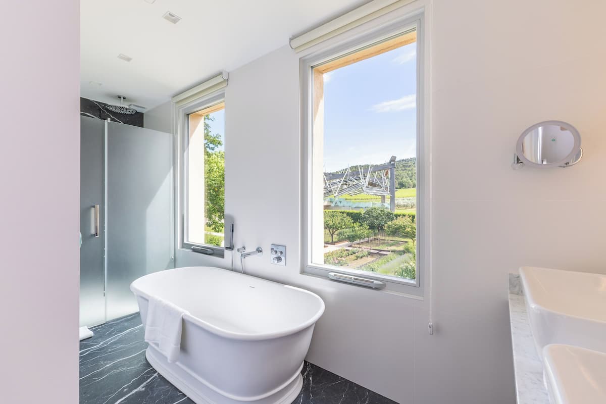 Signature-Suite, Blick auf den Weinberg | Badezimmer | Haartrockner, Handtücher, Seife, Shampoo