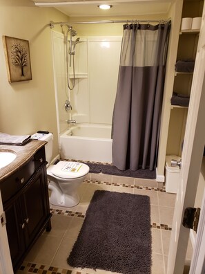 Sèche-cheveux, serviettes fournies, savon, papier toilette